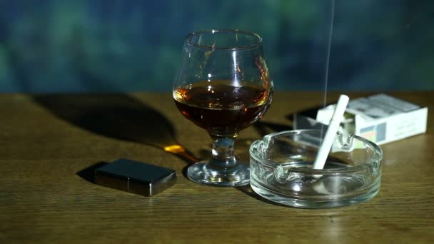 Copo de conhaque, isqueiro e cigarros — Vídeo de Stock