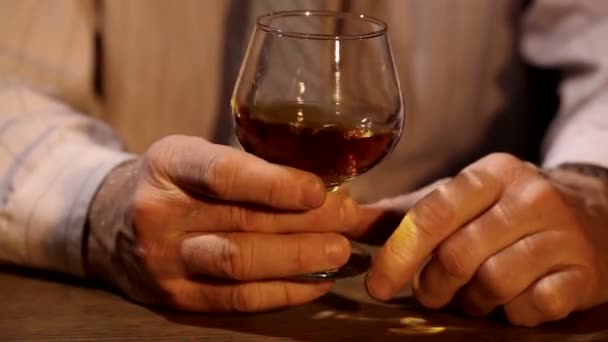Mans händer, cognac, whisky, alkohol — Stockvideo