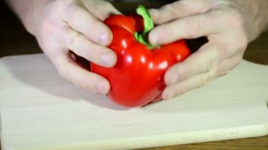 Adamın elleri ve kırmızı biber