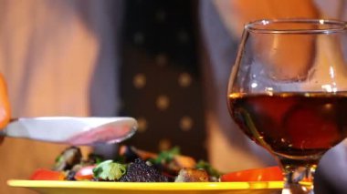 Adam bir konyak cam yiyor