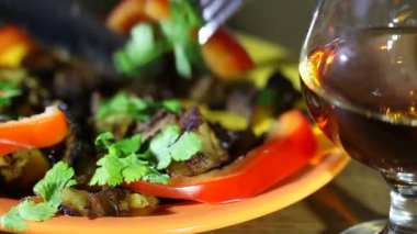 Akşam yemeği alkol, konyak, viski ile