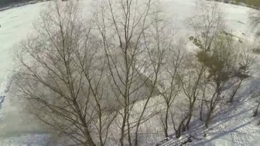 Balıkçıların siluetleri ile kış göl üzerinde uçuş. Hava