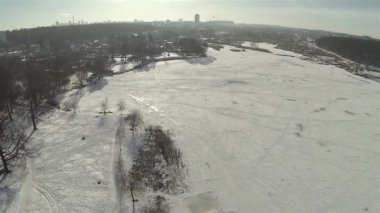 Uçuş kış göl buz üzerinde. Hava