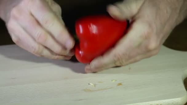 Καθαρισμός της κόκκινης πιπεριάς — Αρχείο Βίντεο