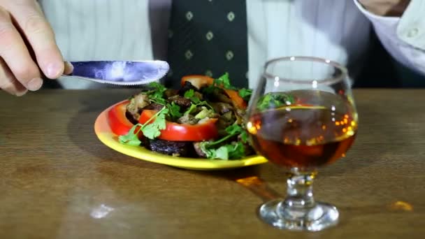 Diner van de man met cognac — Stockvideo