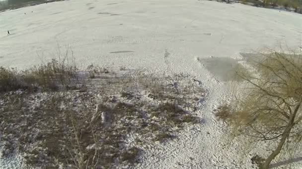 Langzaam vlucht over de winter bevroren meer. Luchtfoto — Stockvideo