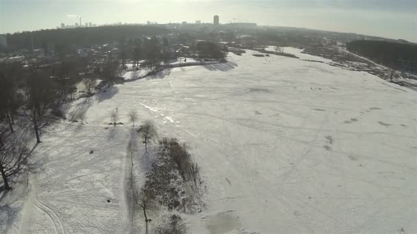 Survolez le lac d'hiver avec de la glace. Aérien 