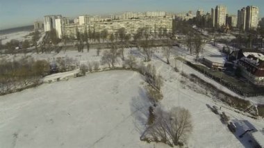 Şehirde kış göl üzerinde uçuş. Hava