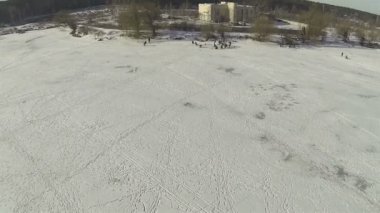 Kış göldeki balıkçıların siluetleri. Hava