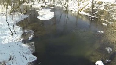 Uçuş kış ahşap küçük nehir üzerinde. Hava