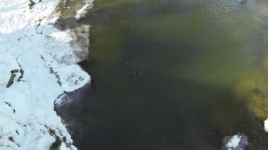 Uçuş kış ahşap küçük nehir üzerinde. Hava