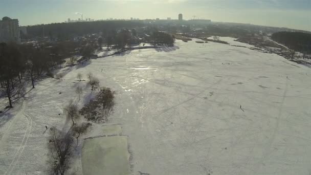 Survol du lac d'hiver dans la ville. Aérien 