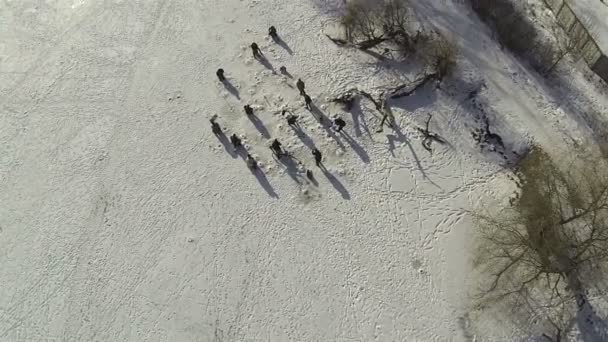 Siluetas de pescadores en el lago de invierno. Antena — Vídeo de stock