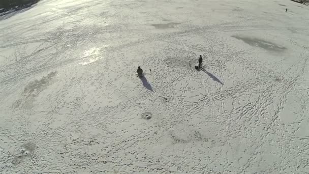 Рыбак на зимнем замерзшем озере. Воздушный — стоковое видео