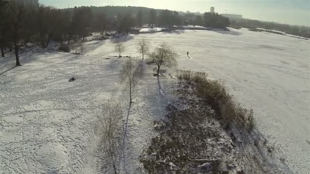 Зимний пейзаж с озером. Воздушный — стоковое видео