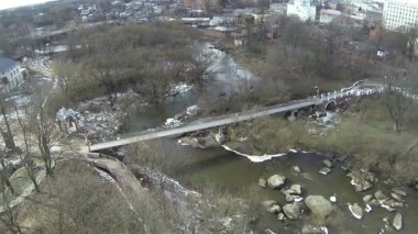 Şehirde küçük dere Köprüsü. Hava