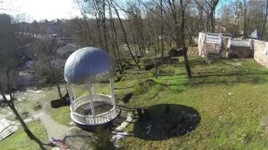 Park ve kış nehir. Hava
