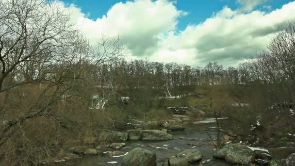 Landschaft mit Fluss und Himmel. Zeitraffer — Stockvideo