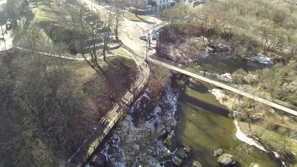 Peisaj suburban cu râul mic. Aeriană — Videoclip de stoc
