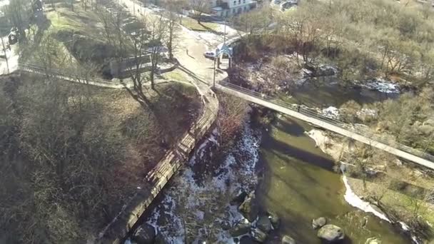 Paisaje suburbano con el pequeño río. Antena — Vídeos de Stock