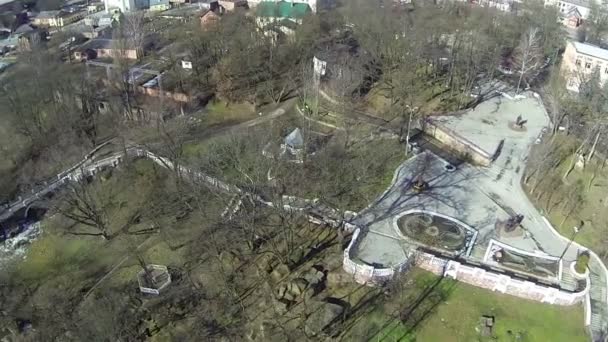 Маленькая зимняя речка в городском парке. Воздушная панорама — стоковое видео