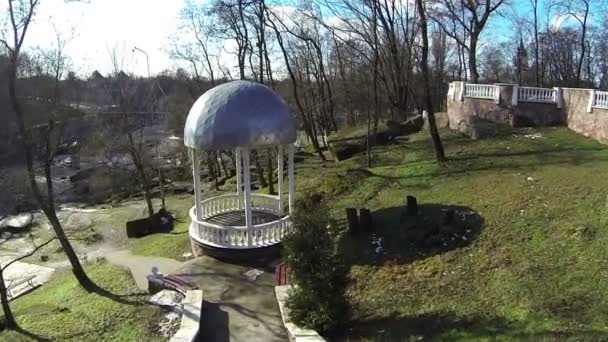 Laube im Park mit kleinem Fluss. Antenne — Stockvideo