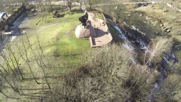 Escultura de soldado antigo com pequeno rio de inverno. Panorama aéreo — Vídeo de Stock