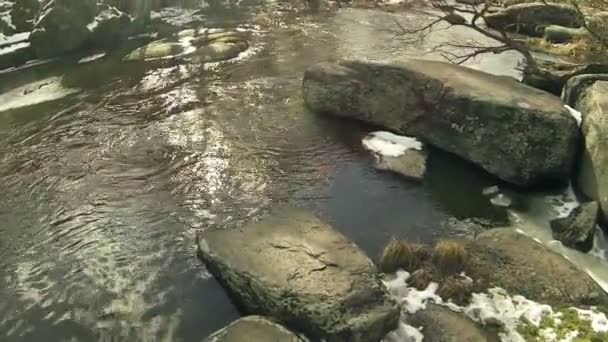 Petite rivière a coûté avec des pierres. Aérien 