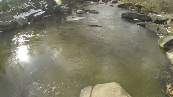 Kleiner Fluss kostet mit Steinen. Antenne — Stockvideo
