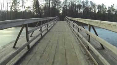 Donmuş kış nehir üzerinde tahta köprü. Hava