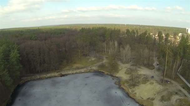 Volo sopra il lago in periferia. Vista aerea — Video Stock