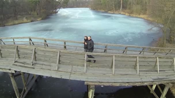 Puente con f personas un río helado de invierno. Antena — Vídeo de stock