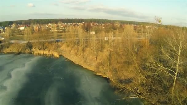 Lago de invierno en la aldea. Antena — Vídeos de Stock