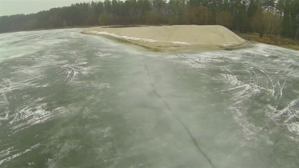 Vol au-dessus du lac gelé. Paysage viticole aérien — Video