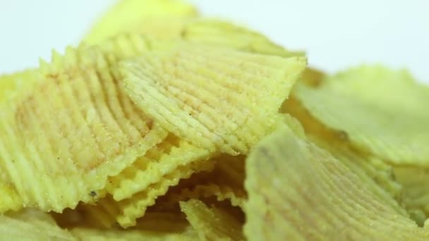 Apetitivo chips ondulados rotan. De cerca. — Vídeo de stock