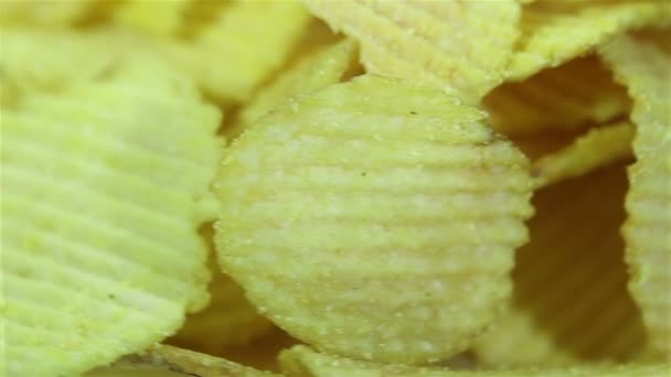 Las papas fritas cierran. Movimiento lento — Vídeos de Stock