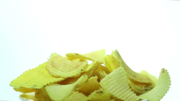 Apetitivo chips ondulados rotan sobre fondo blanco — Vídeo de stock