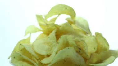 Patates cipsi beyaz arka plan üzerinde döndürün. Yakın çekim