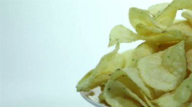 Crackle patates cipsi beyaz tabakta döndürmek kapatıyoruz