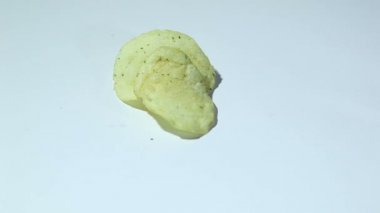 Patates cipsi beyaz yüzeyinde düşmek