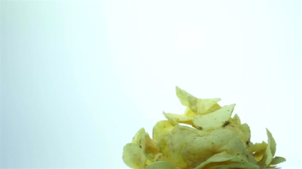 Las papas fritas giran sobre fondo blanco. Lado derecho — Vídeos de Stock