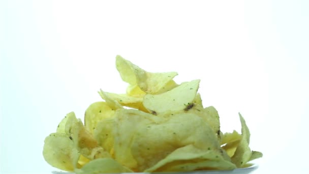 Vitamine Potato chips draaien op witte achtergrond. — Stockvideo