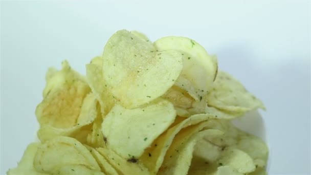 Craquelé potato chips draaien op witte achtergrond. — Stockvideo