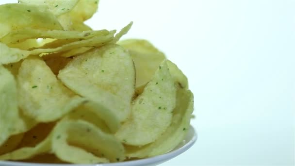 Las papas fritas crujientes giran en la placa blanca de cerca — Vídeo de stock