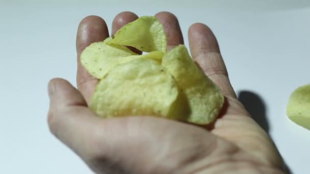 Las manos del hombre con patatas fritas — Vídeos de Stock