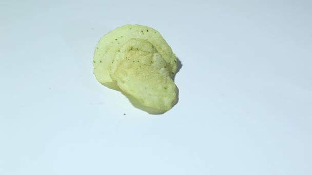 Картопляні чіпси падають на білу поверхню — стокове відео