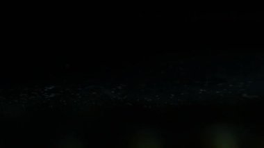 Soyut siyah arka plan üzerine su damlaları