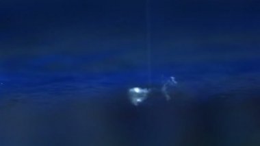 çabuk yukarıdan düşen mavi su damlaları