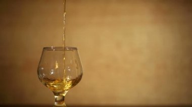 Konyak, brandy buz ile dökülür. Sol tarafta