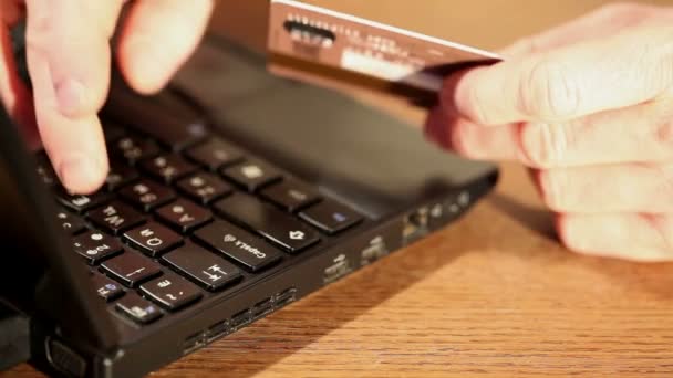 Bankowość internetowa i zakupy za pomocą karty kredytowej i laptopa — Wideo stockowe